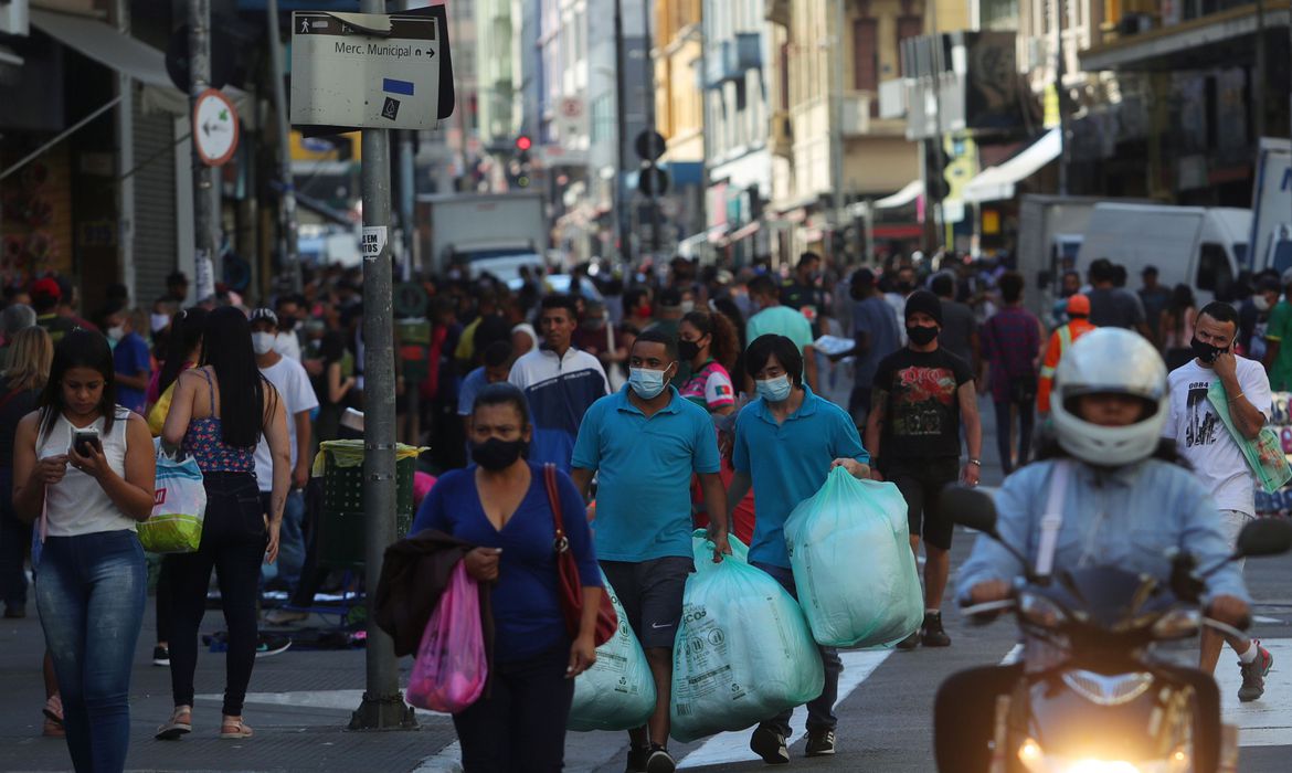 En 24 horas, Brasil registra 2.233 muertes y más de 75.000 contagios