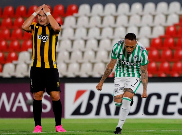 El Aborigen no pudo contra el Atlético y cayó en el Defensores del Chaco. Foto: EFE.