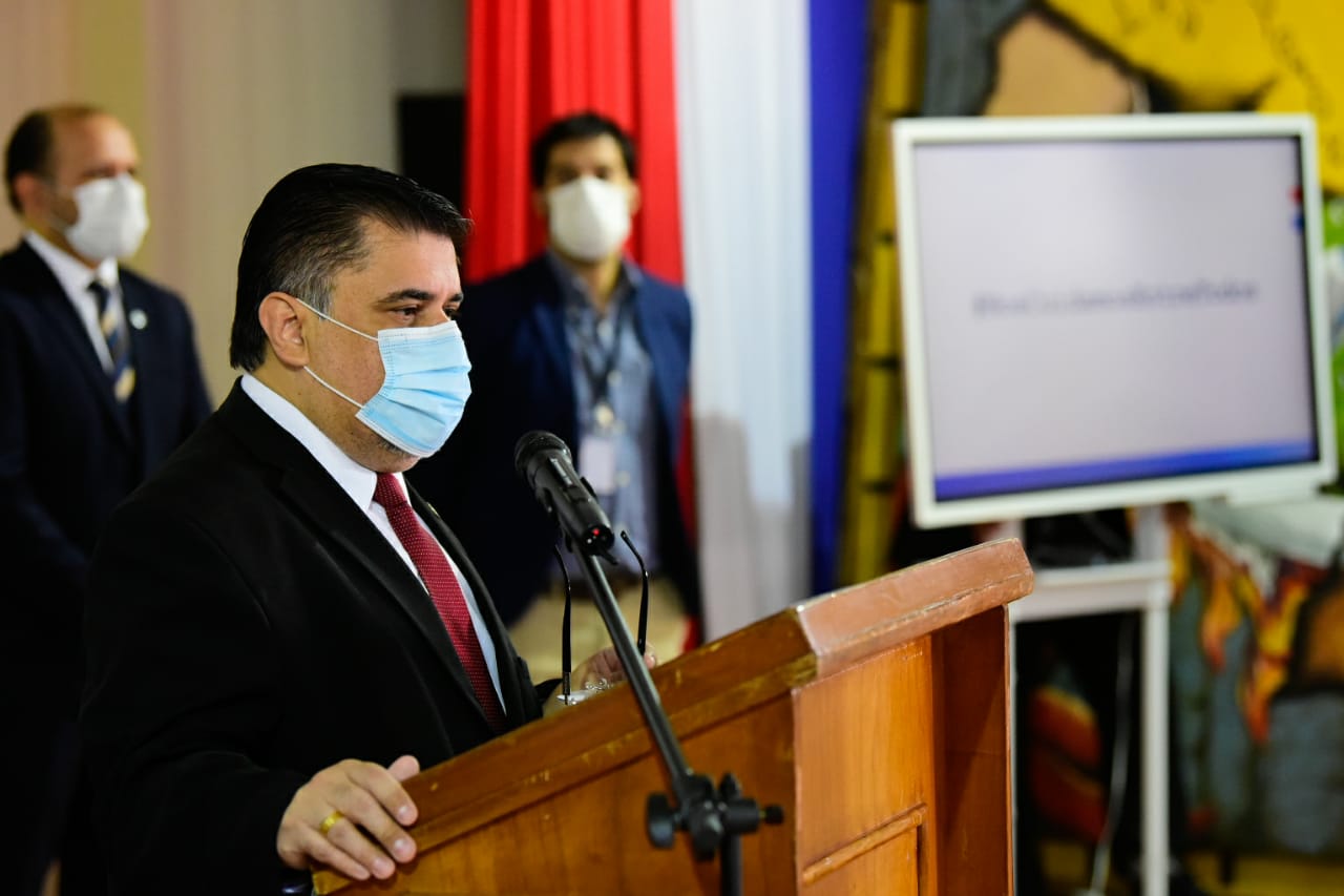 Ministro de Salud, Julio Borba, en conferencia de prensa. Foto: gentileza.