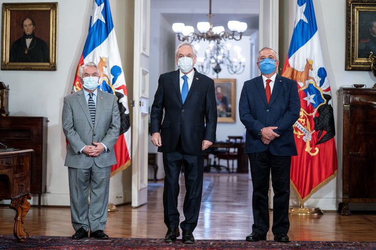 Sebastián Piñera, presidente de Chile, en conjunto con autoridades del gobierno. Foto: Reuters.