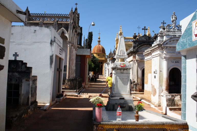 Covid-19: preparan fosas colectivas en cementerios de Asunción