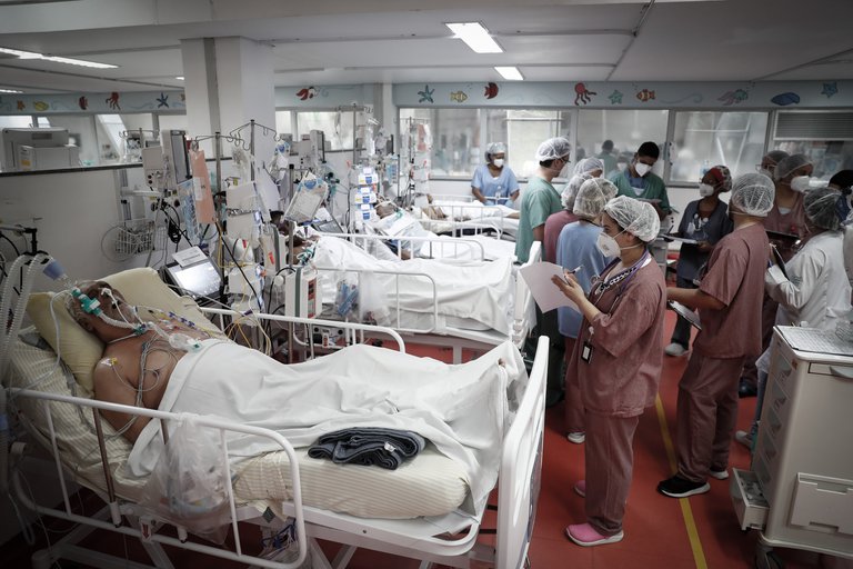 Brasil registra un nuevo récord de muertes por Covid-19. Foto: EFE.