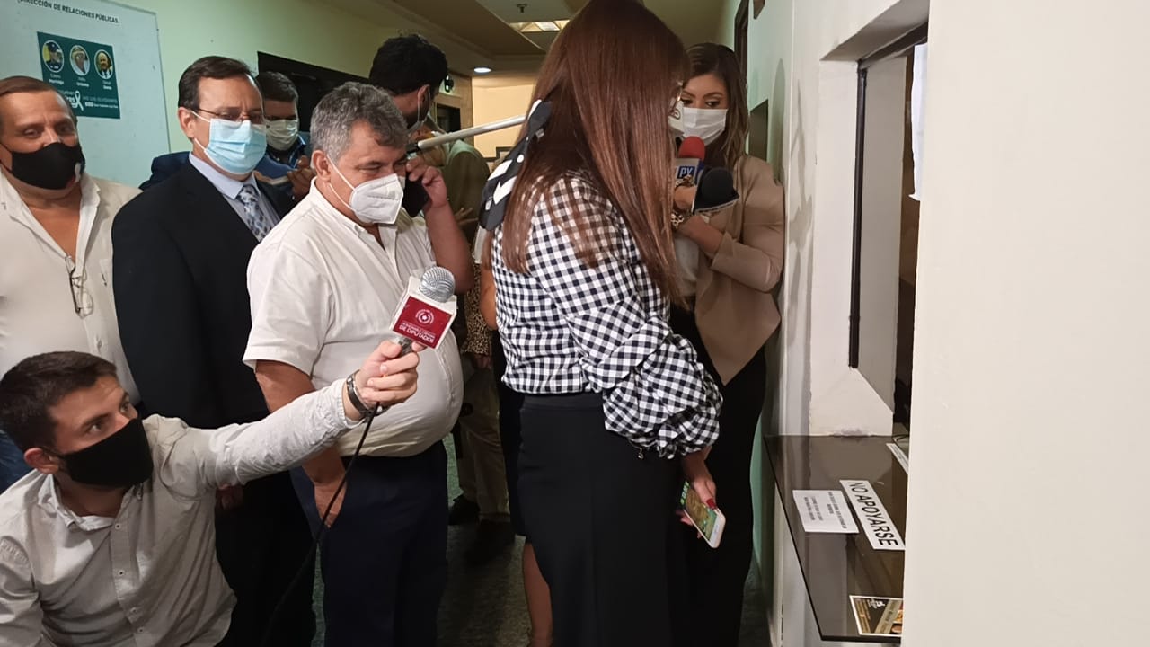 Momento en el que los diputados entregan los libelos acusatorios. Foto: Radio Cámara.