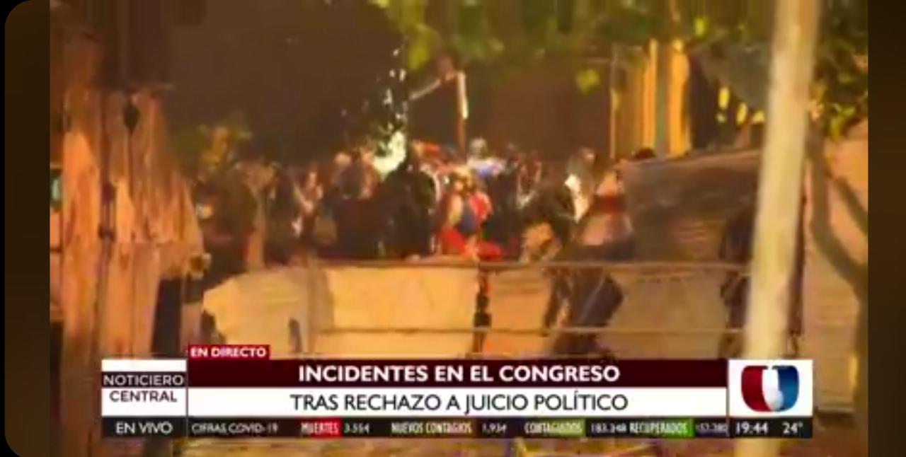 Tras rechazo de juicio político, manifestantes se enfrentan a la Policía