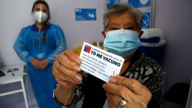 Culminó la primera etapa de vacunación en Chile. Foto: BBC.
