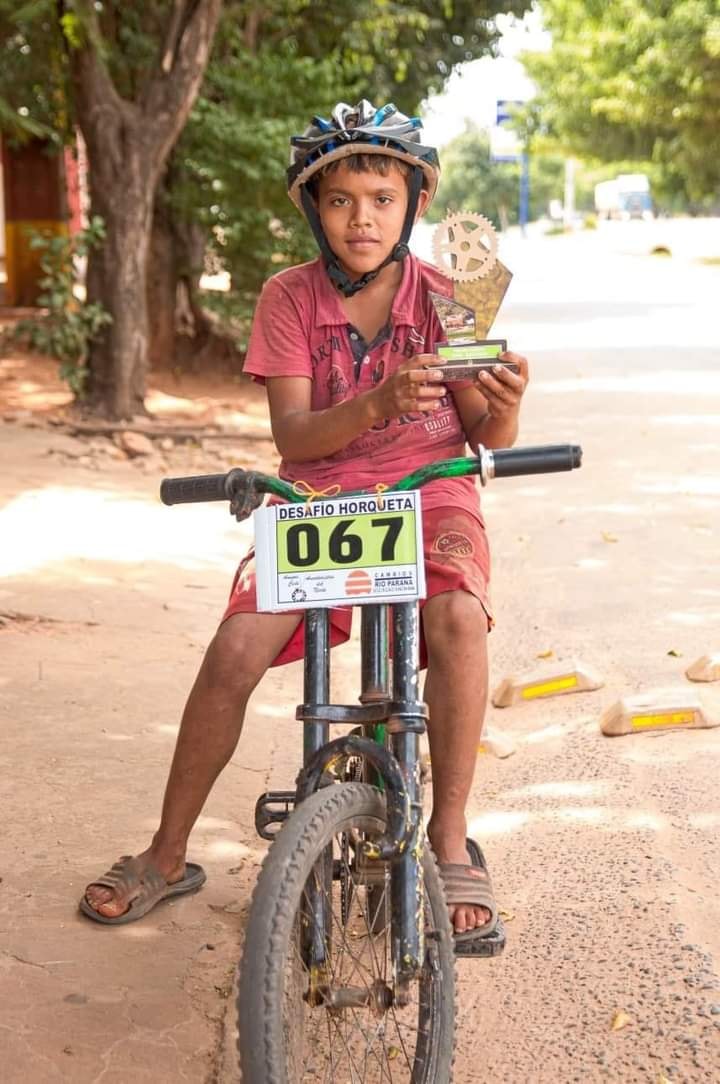 Con una bicicleta vieja, zapatillas gastadas y sin frenos, les ganó