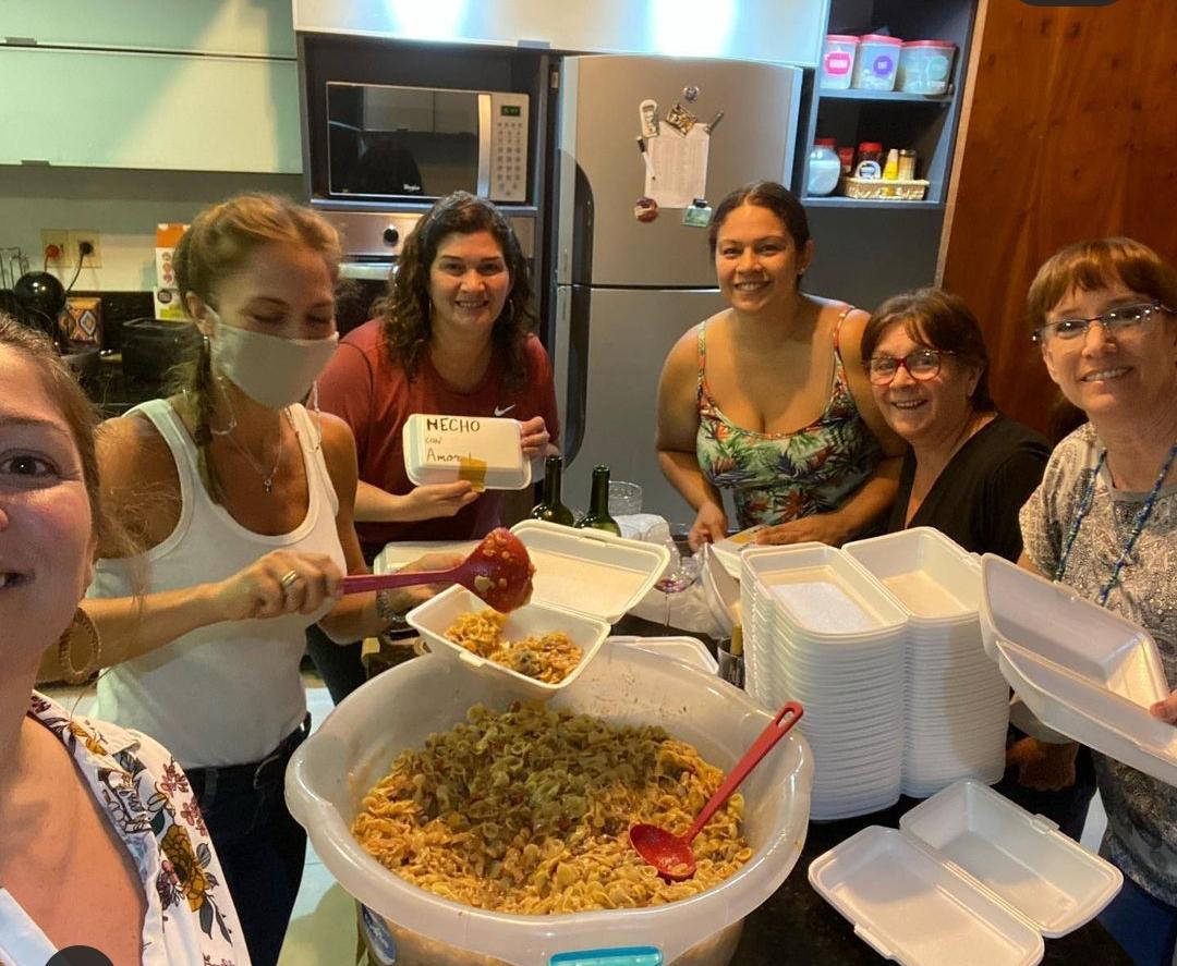 Solidaridad: Reparten almuerzos a familiares de pacientes con covid