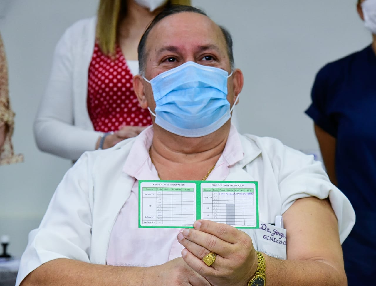 Uno de los primeros médicos en recibir las dosis de la AstraZeneca. Foto: gentileza.