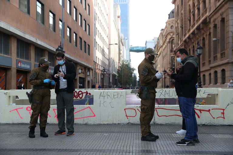 Policías ejerciendo controles en las calles de Chile. Foto: Infobae.