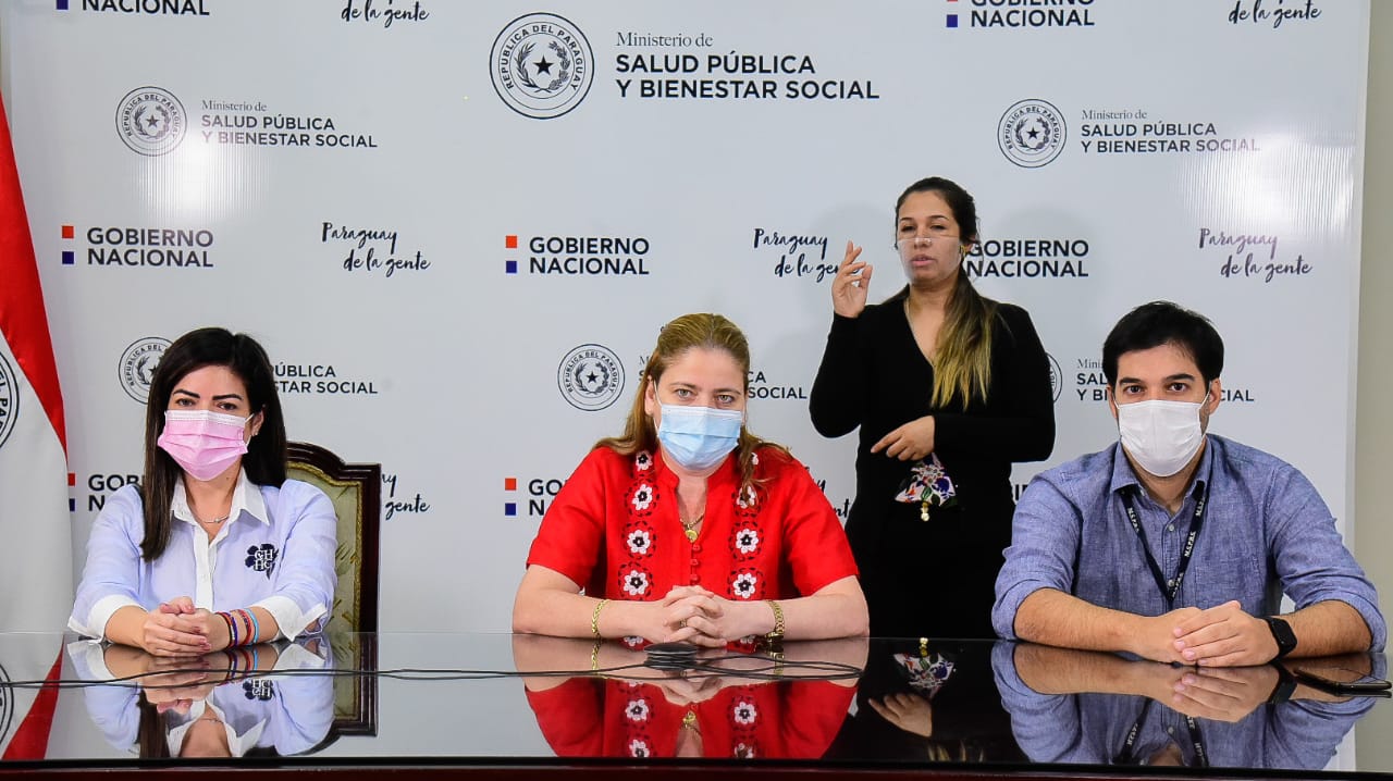 Dra. Adriana Amarilla, Dra. Leticia Pintos, Dr. Guillermo Sequera, autoridades de Salud. Foto: Ministerio de Salud.