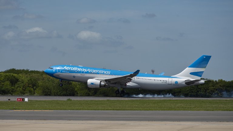 Argentina suspende vuelos desde Brasil, Chile y México