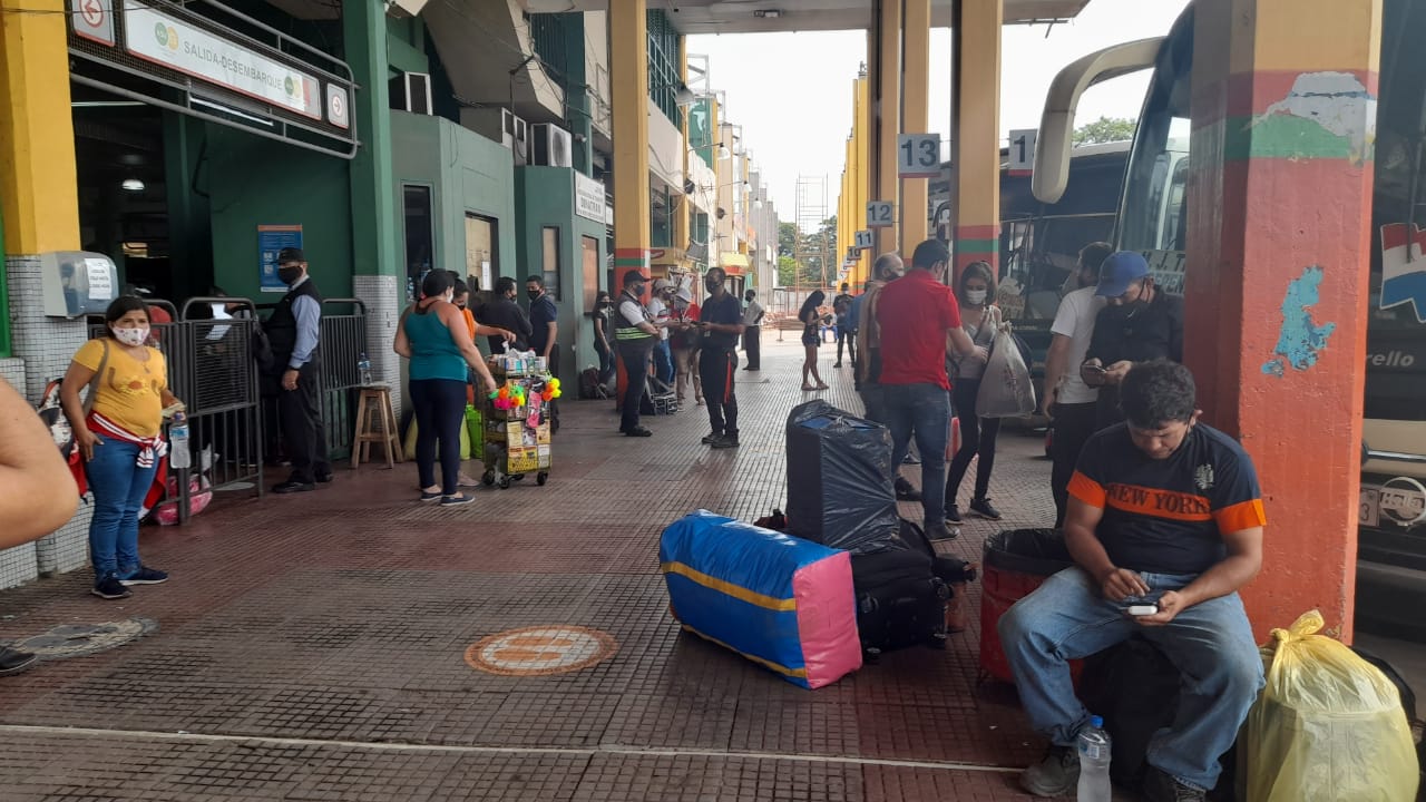 Viajeros se adelantan a nuevas restricciones y van rumbo al interior