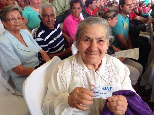 Adultos mayores asilados en albergues serán vacunados desde el lunes. Foto: Agencia IP.