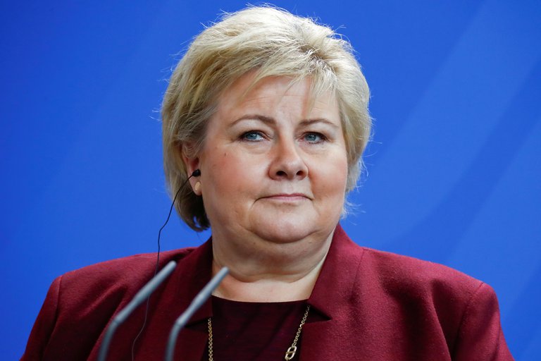 Erna Solberg, primera ministra noruega, fue multada por infringir sus propias normas anticovid-19