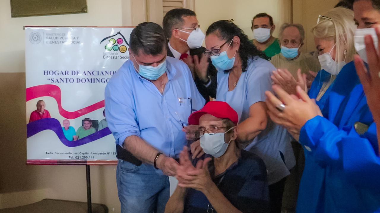 Adultos mayores reciben las primeras dosis de la vacuna contra el Covid-19. Foto: Salud.