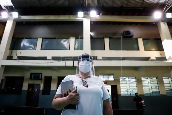 Educadores exigen a Brunetti la suspensión de clases híbridas por 30 días. Foto: Agencia EFE.