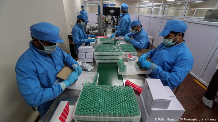 Tras repunte de contagios por Covid-19, India suspende exportación de vacunas. Foto: DW.