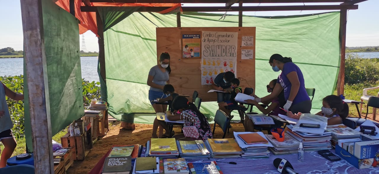 Niños y adolescentes reciben clases de refuerzo en el Bañado Norte.