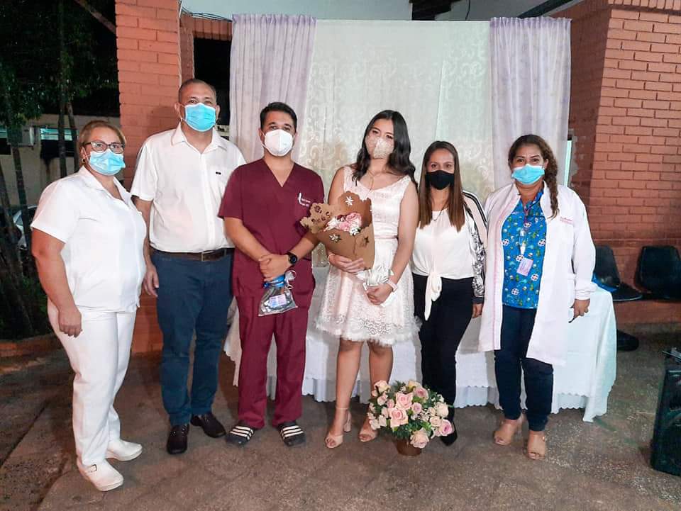 Quinceañera solidaria: joven donó insumos y llevó una cena a familiares de pacientes