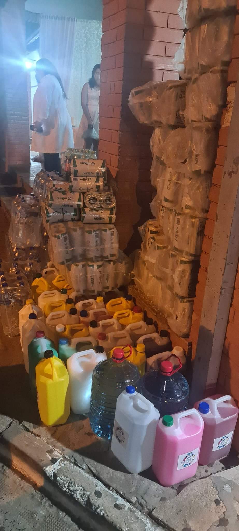 Quinceañera solidaria: joven donó insumos y llevó una cena a familiares de pacientes