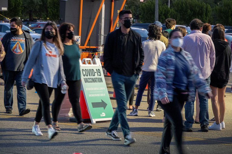 Fila de personas para recibir las dosis contra el Covid-19. Foto: EFE.