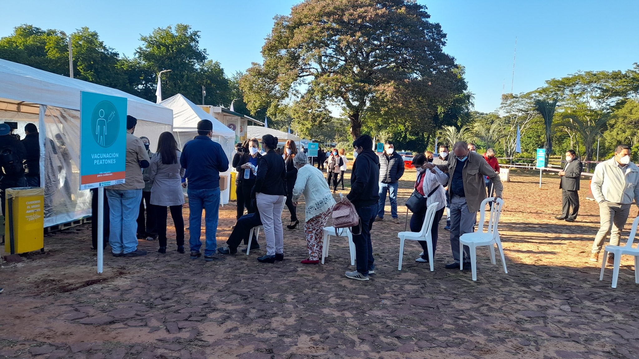 Los primeros adultos en recibir las vacunas en el centro vacunatorio de Villa Elisa. Foto: gentileza.