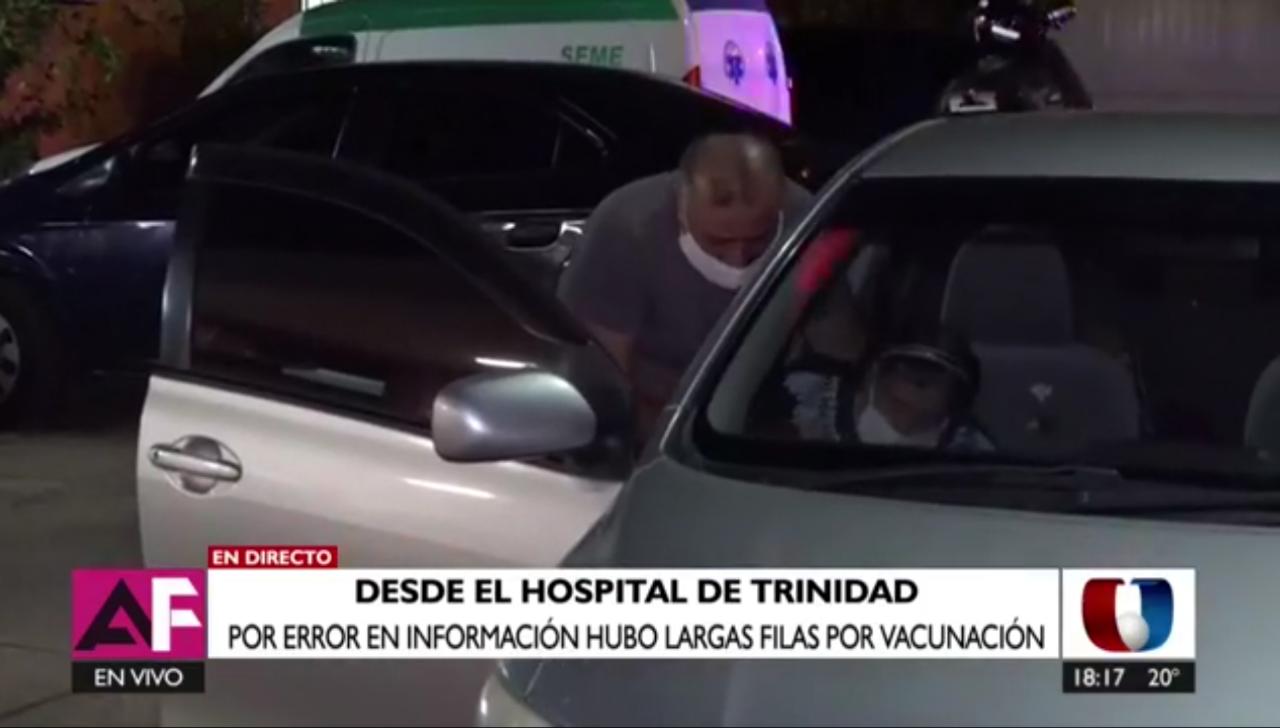 Caos en vacunatorios: personas se vacunaron sin agendarse y Salud admite errores