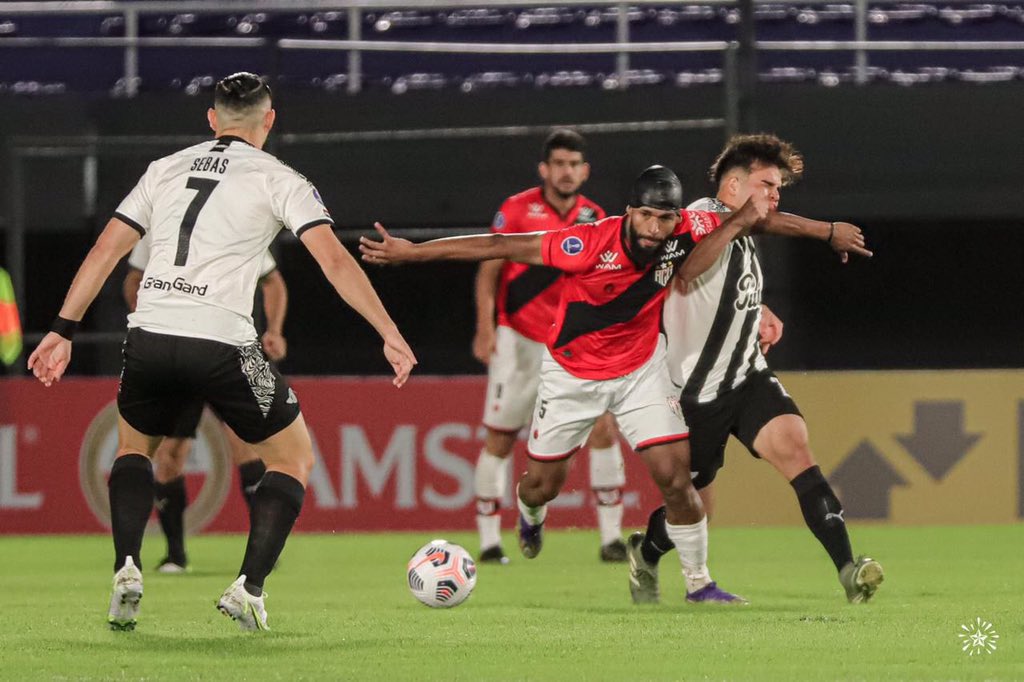 Goianiense venció a Libertad por 2-1 en el Defensores. Foto: @Libertad_Guma