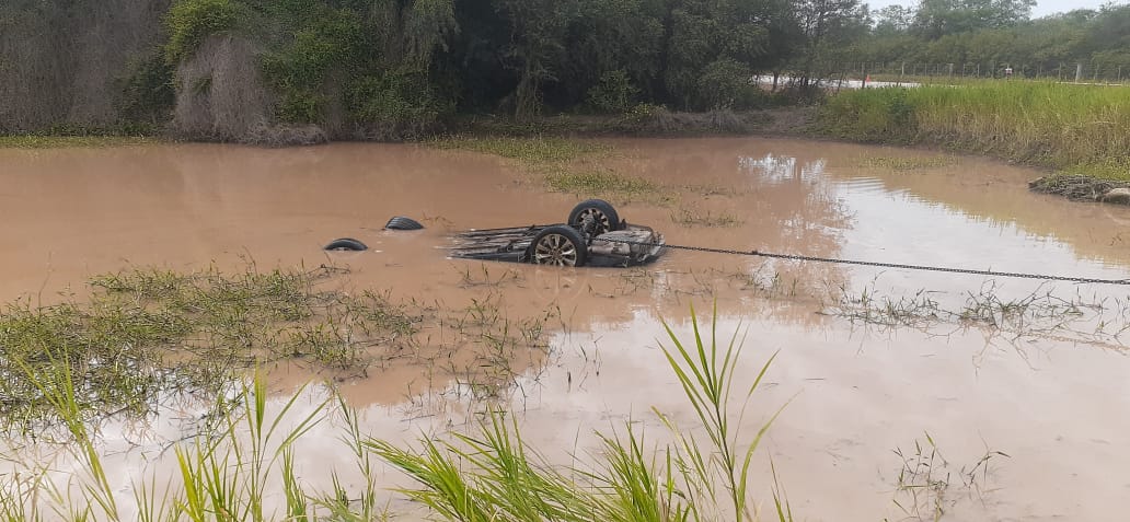 Dos policías y un civil fallecieron luego de haber caído a un tajamar en el Chaco. Foto: gentileza.