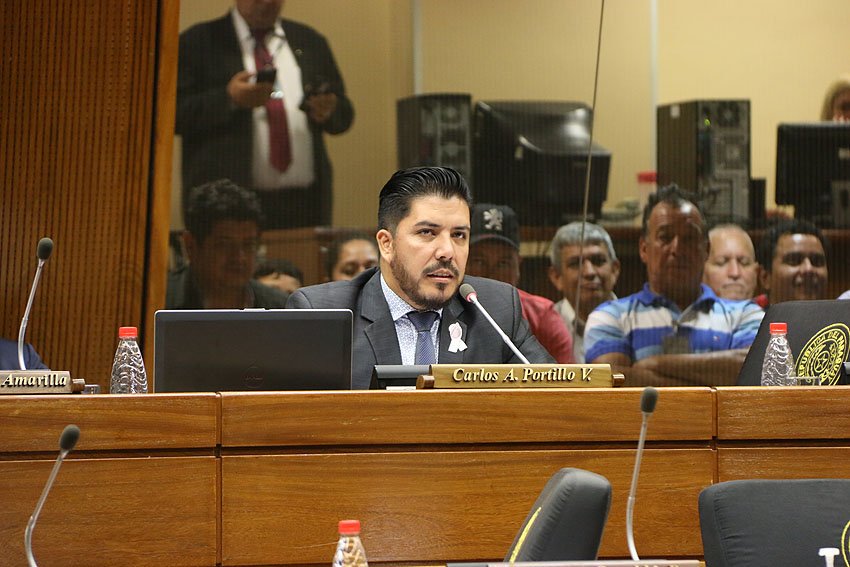 Cámara de Diputados destituye a Carlos Portillo