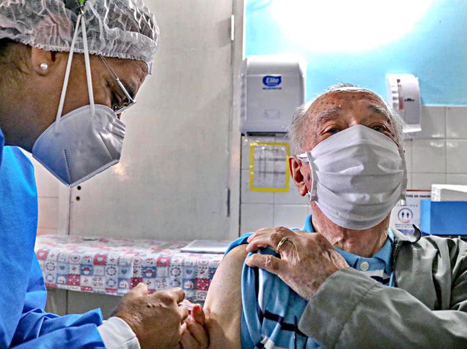 Vacunación anticovid: entre hoy y mañana Salud definirá si baja la franja etaria