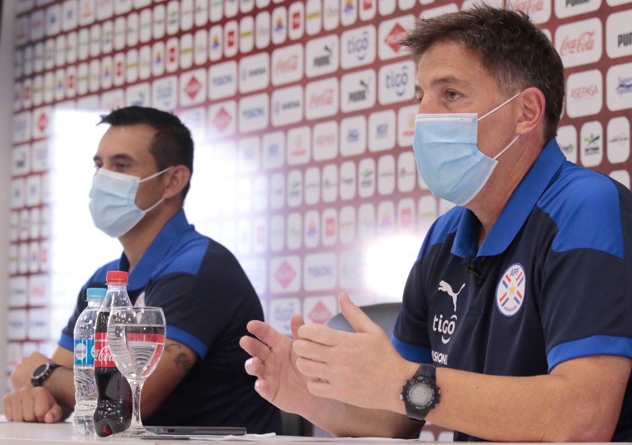 Eduardo Berizzo y Justo Villar en conferencia de prensa. Foto: APF