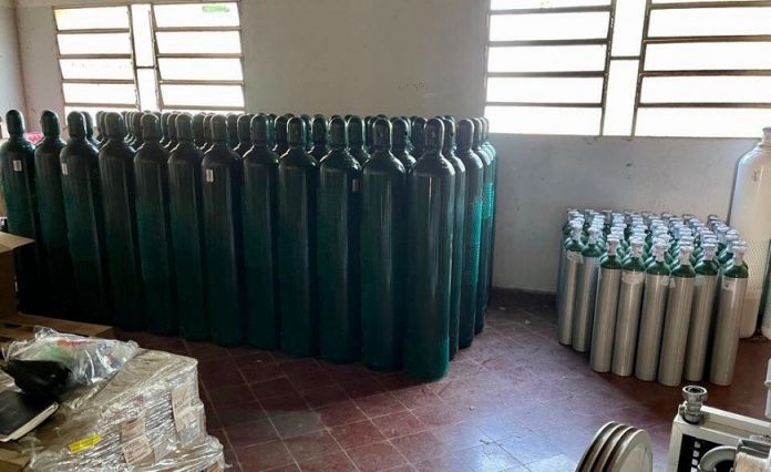 Embajada de EE.UU. dona balones de oxígeno a UTI