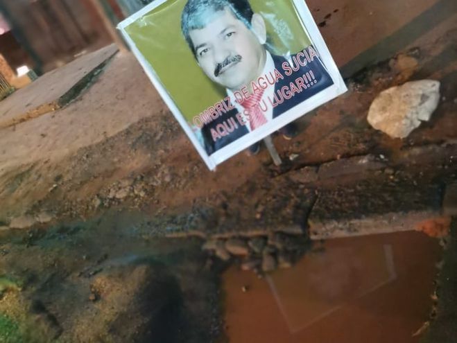 Como forma de protesta coloraron un retrato del intendente sobre uno de los baches. Foto: gentileza.