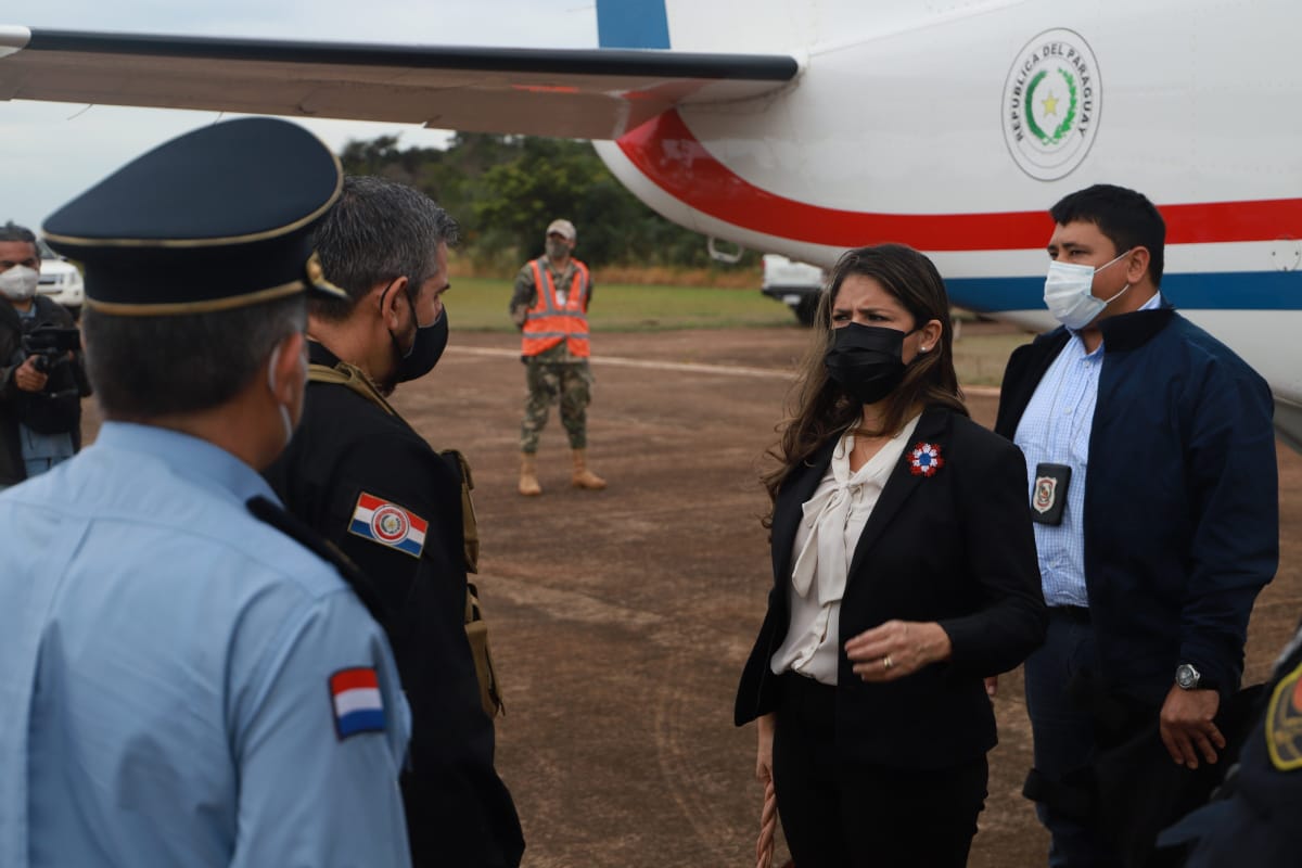 Cecilia Pérez, Ministra de Justicia recorriendo con autoridades policiales de PJC.