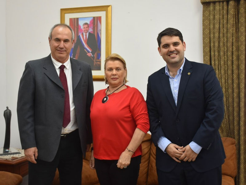 El representante local ante la OIE, Hugo Idoyaga (izquierda), fue electo presidente del organismo internacional de sanidad animal.