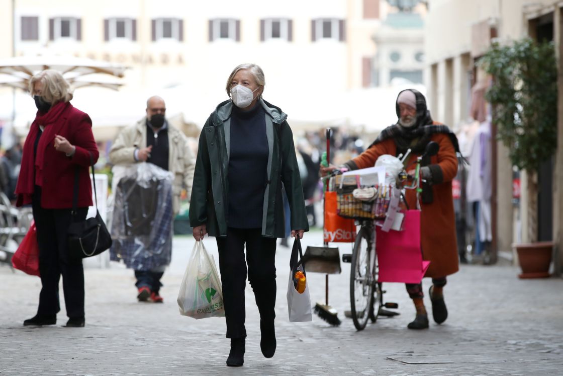 Italia reportó 44 muertes por covid en un día