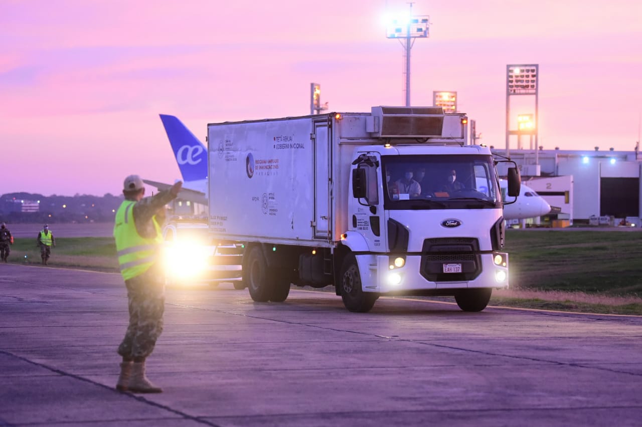 El arribo del lote de 99.600 dosis de la vacuna Moderna al Aeropuerto Silvio Pettirossi. Foto: Salud.