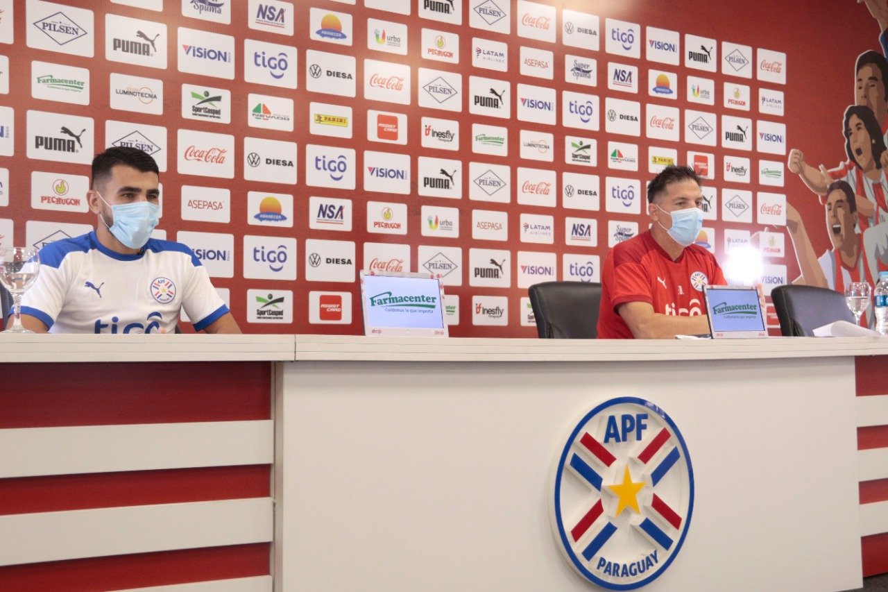 Junior Alonso y Eduardo Berizzo en conferencia de prensa