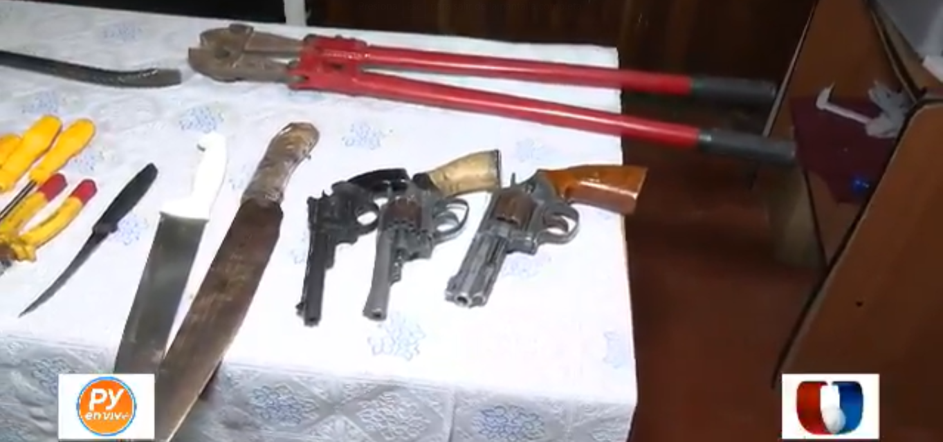 Todos los objetos incautados por agentes policiales. Foto: captura de pantalla.