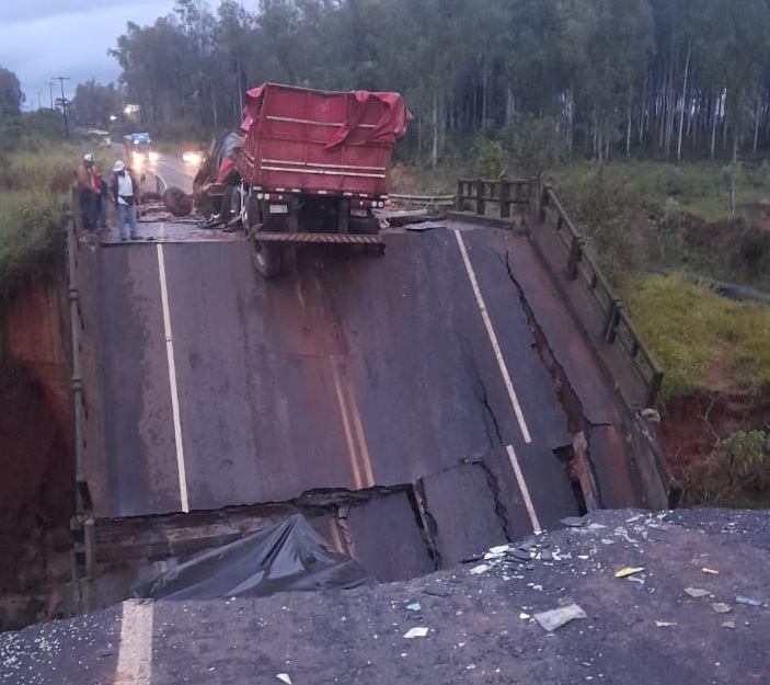 Puente caído causó la muerte de tres personas. Foto: gentileza.