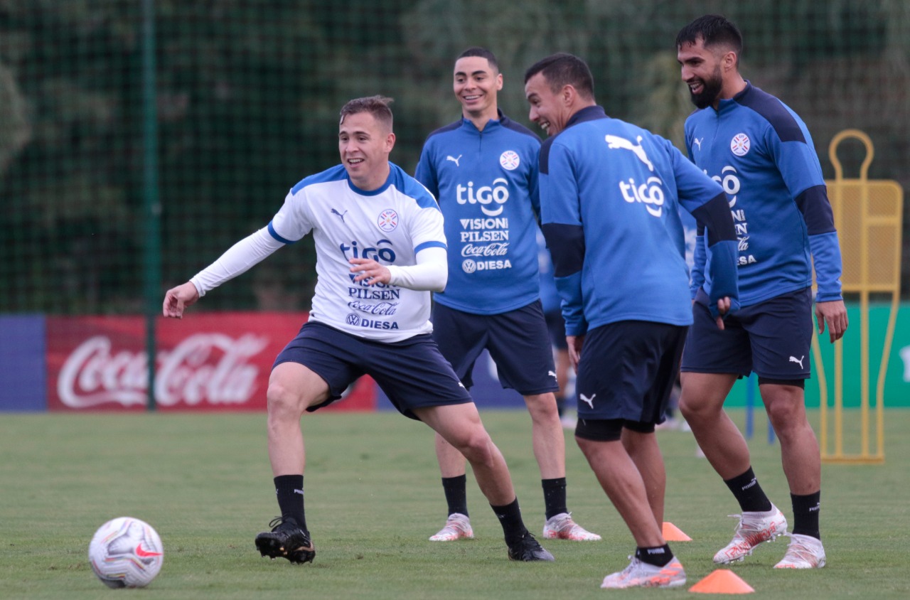 Entrenamiento de la Selección Paraguaya ayer por la tarde en el CARDE. Foto: @Albirroja