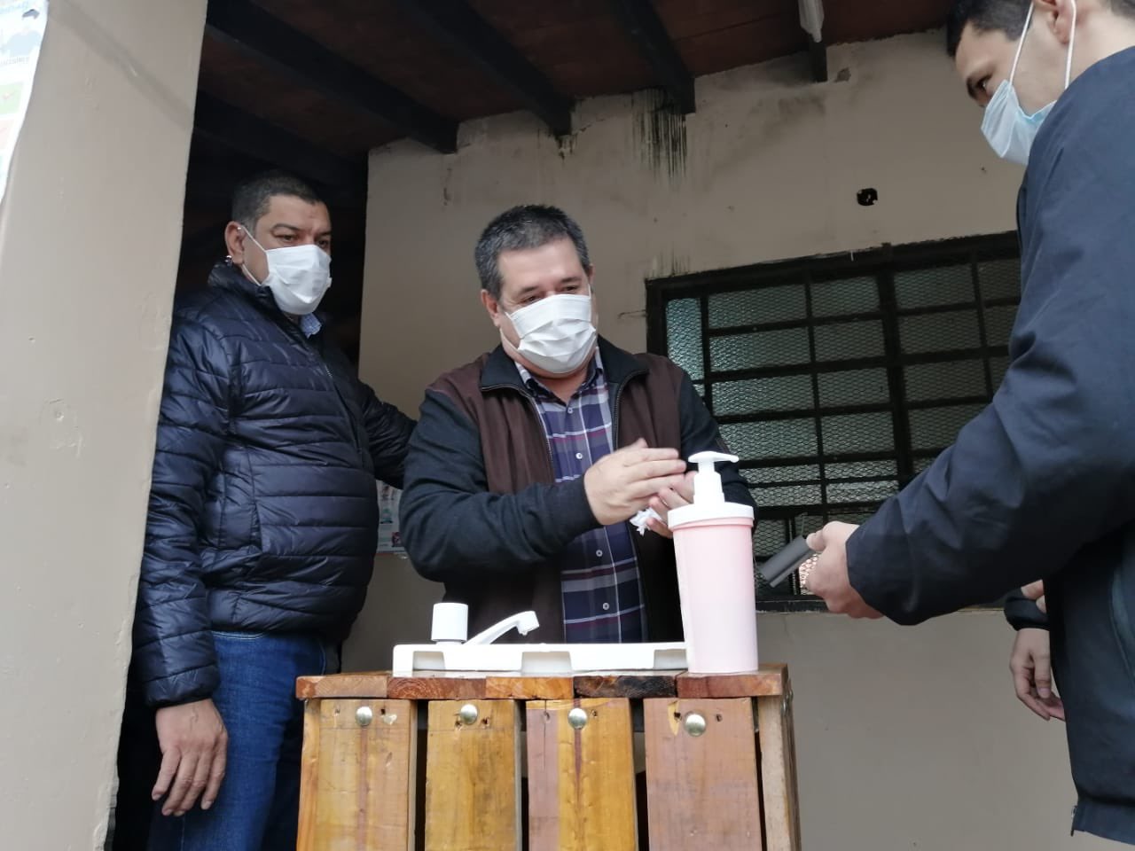 Horacio Cartes ya depositó su voto