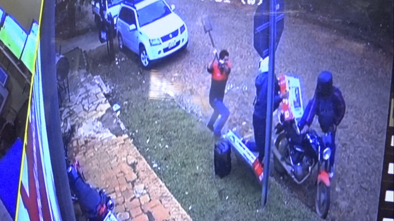 Con una pala, enfrentó a motoasaltantes y evitó robo