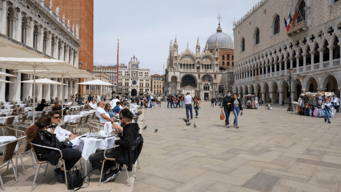 Italia se quita la mascarilla en espacios abiertos