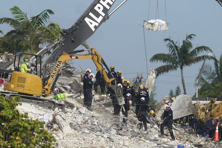 Rescatistas ya no buscarán a sobrevivientes. Foto: Reuters.