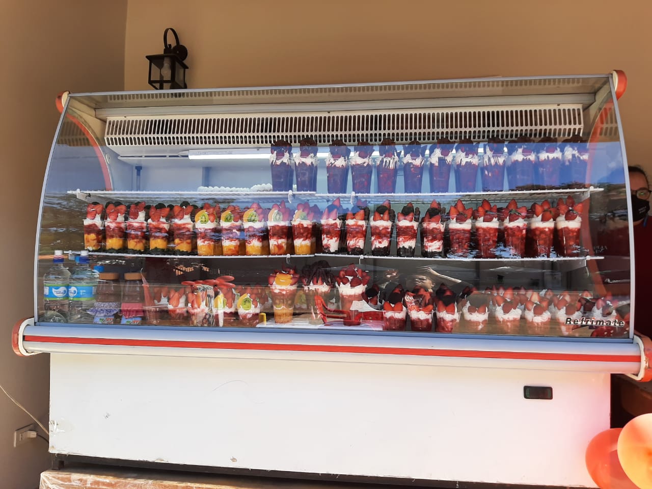 Los productores esperan ansiosos con variedad de postres a los clientes.