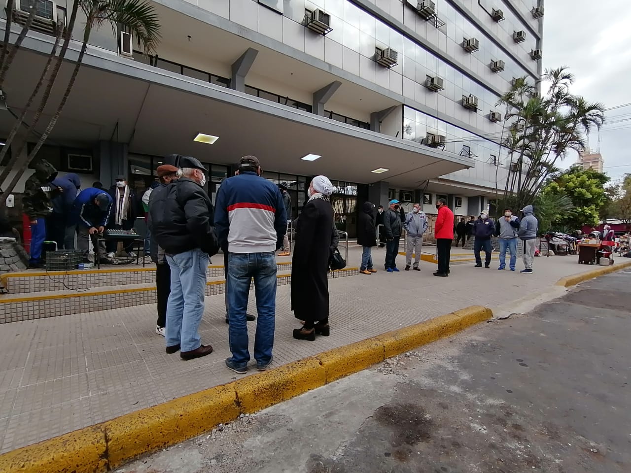 Jubilados se manifiestan y reclaman abandono del IPS . Foto: Orlando Godoy, cronista de Radio UNO 650 AM.