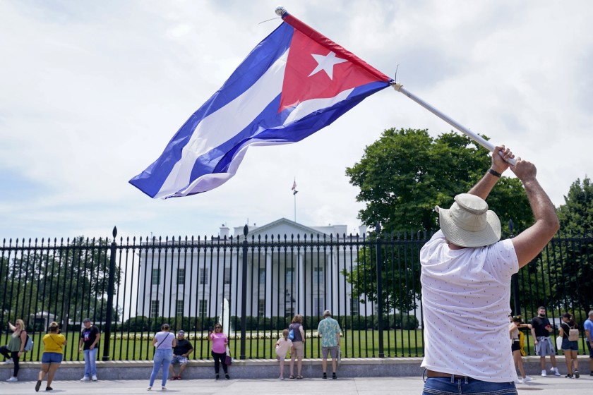 Biden anunció que está trabajando para dar acceso a internet a Cuba. Foto: Los Ángeles Times.
