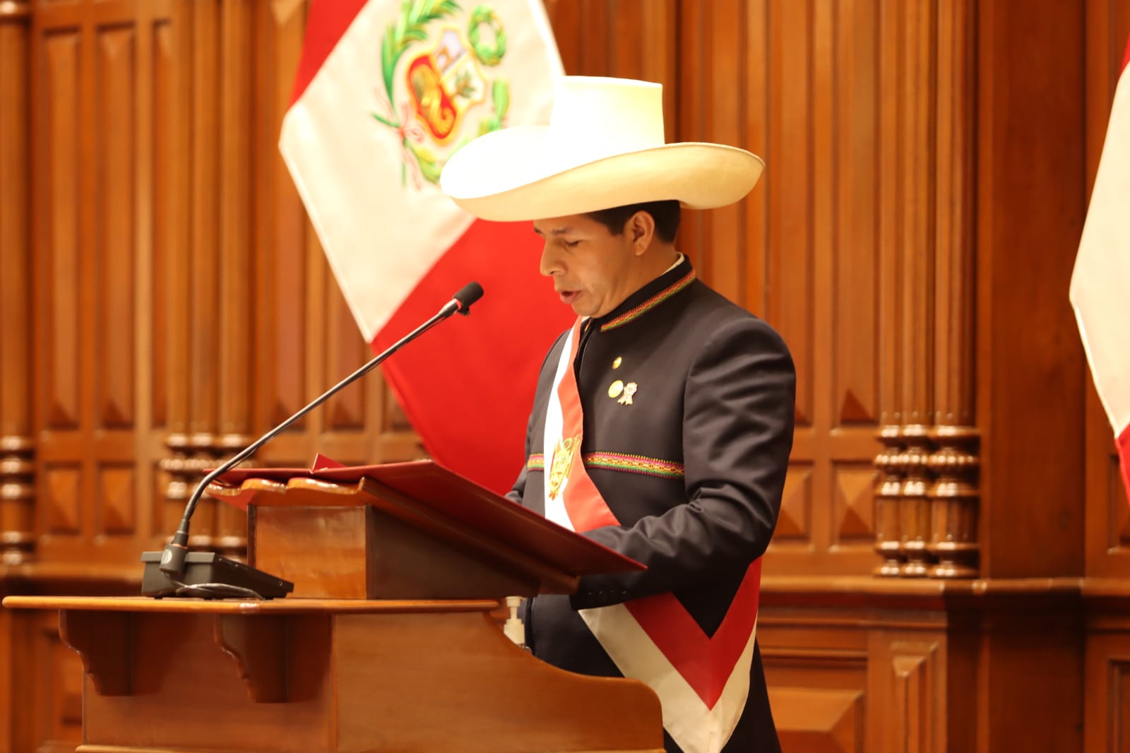 Pedro Castillo asumió la presidencia de Perú